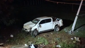 Motorista destrói alambrado, capota camionete e para dentro de campo de futebol em Jataí