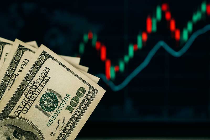 Bolsa tem forte alta, e dólar cai com inflação abaixo do esperado