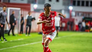 Guto tira jogador que havia entrado no 1º tempo
