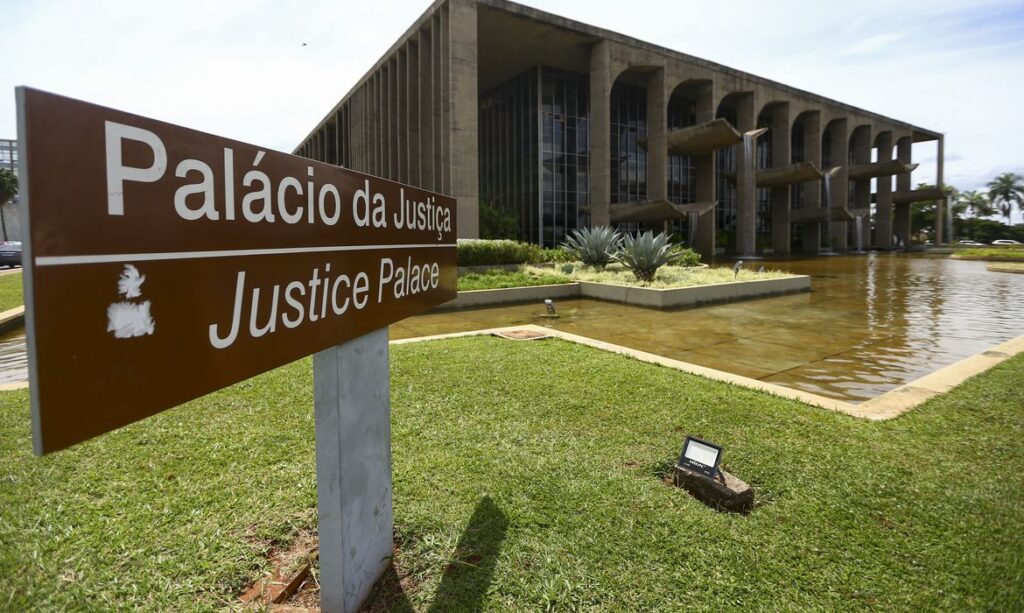 Ministério da Justiça notifica Apple e Google por disponibilizar bets para menores de idade