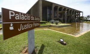 Ministério da Justiça notifica Apple e Google por disponibilizar bets para menores de idade