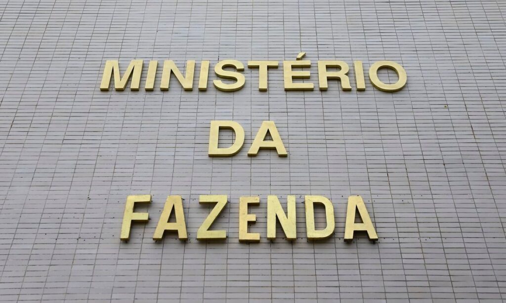 Governo reduz déficit primário e abre crédito para combustíveis
