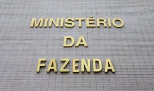Governo reduz déficit primário e abre crédito para combustíveis