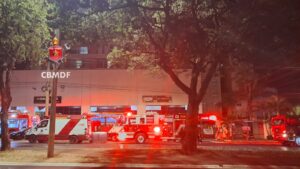 Incêndio atinge apartamento no 21º andar e leva à evacuação de prédio no Gama