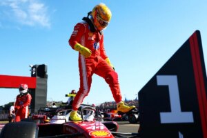 Hamilton garante pole da corrida sprint; Bortoleto larga em 12°