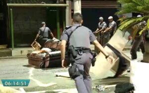 Moradores protestam contra ações da polícia em Heliópolis, zona sul de SP