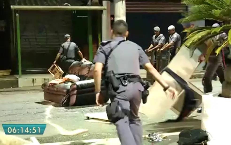 Moradores protestam contra ações da polícia em Heliópolis, zona sul de SP