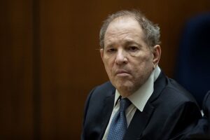 Harvey Weinstein é levado da prisão para o hospital por problema no coração e pneumonia