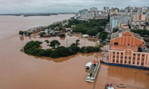 Rio Guaíba se aproxima da cota de alerta em Porto Alegre
