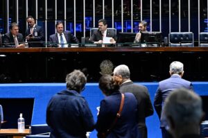 Senado avança em PEC que cria aposentadoria para agentes de saúde