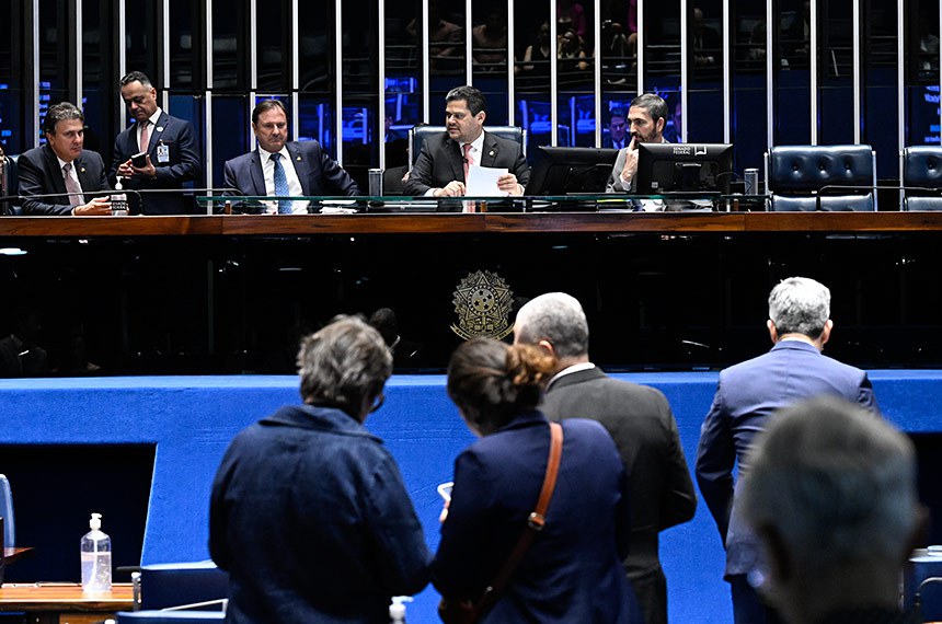 Senado avança em PEC que cria aposentadoria para agentes de saúde
