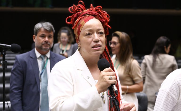 Deputada Daiana Santos (PCdoB-RS) fala no Plenário da Câmara dos Deputados