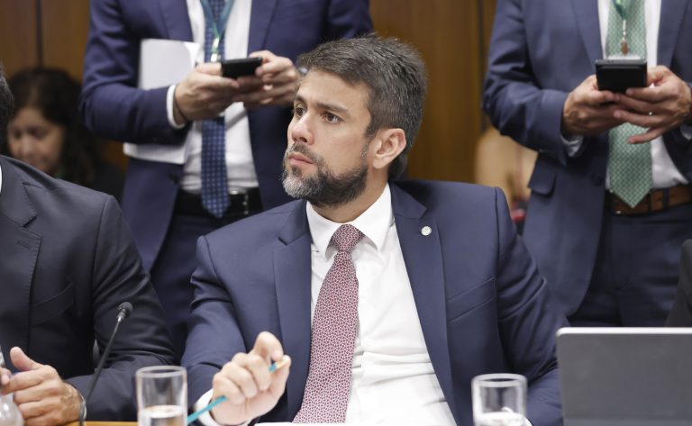 Projeto autoriza fundos regionais a garantir obras de infraestrutura
