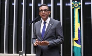 Deputado Otoni de Paula fala ao microfone