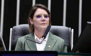 Deputada Coronel Fernanda fala ao microfone