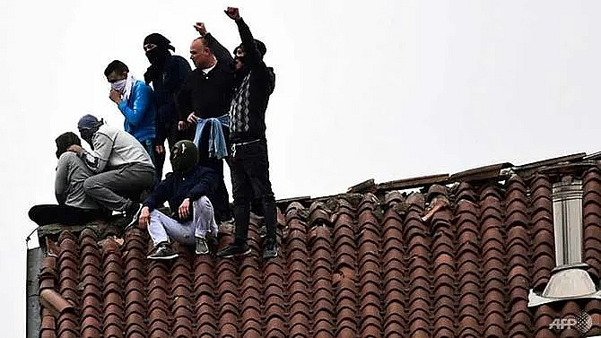 Agentes denunciam calor extremo e superlotação em prisões italianas