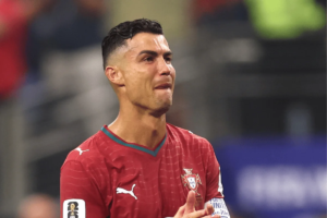 Cristiano Ronaldo despista torcida após desembarque em Portugal