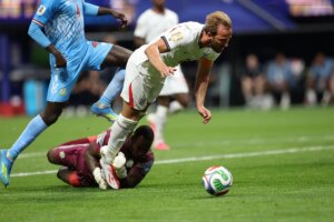 imprensa britânica se revolta com pênalti não marcado em Kane