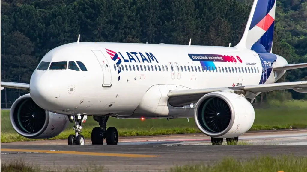 Latam é condenada a pagar R$ 10 mil por cancelar voo de casal