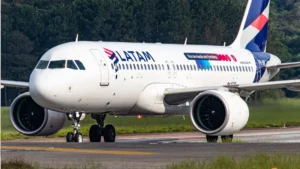 Latam é condenada a pagar R$ 10 mil por cancelar voo de casal
