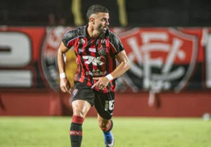 Goiás e Vila Nova disputam contratação do atacante Lucas Silva