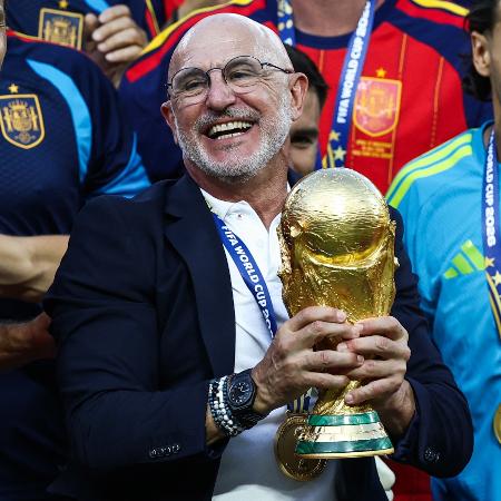luis de la fuente tecnico da espanha com a taca da copa do mundo 1784507815236 v2 450x450