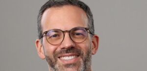 Millennial com ascendente em X e presbiopia aos 50