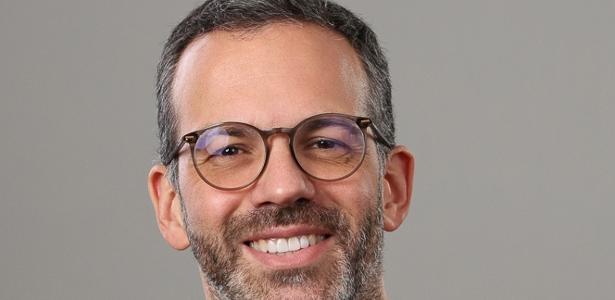 Millennial com ascendente em X e presbiopia aos 50