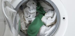 Roupa saindo da máquina com cheiro ruim? Erros que podem causar isso