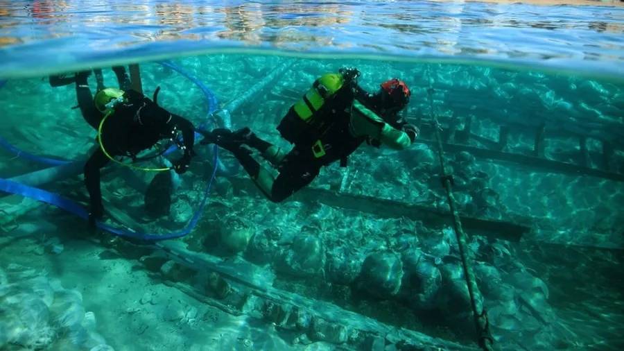 Navio romano que afundou há 1.700 anos é içado intacto à superfície