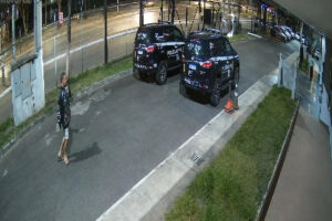 Homem atira pedra e quebra vidro de viatura em delegacia na Ceilândia