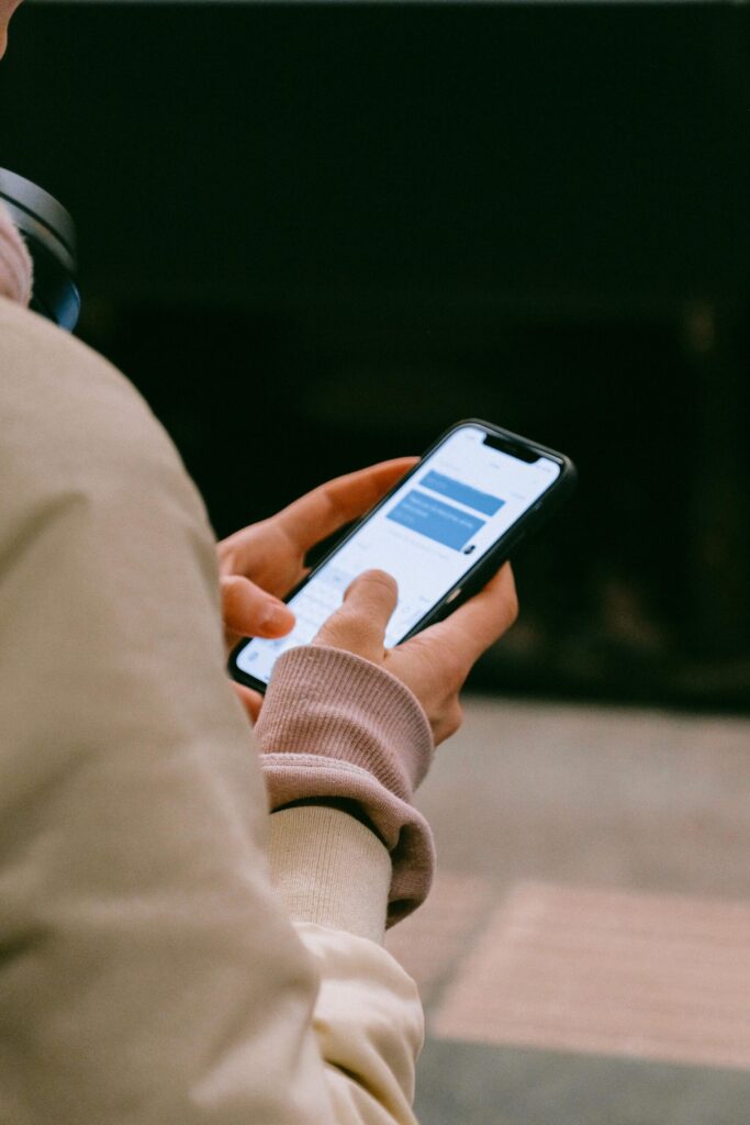 Brasileiros passam mais de 52 anos da vida conectados à internet, diz pesquisa
