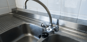 Por que pias de inox parecem envelhecer rápido? Dicas para conservar