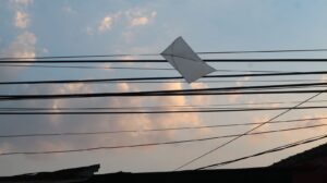Brincadeira perigosa: ocorrências com pipas na rede elétrica crescem 31% e deixam mais de 59 mil brasilienses sem energia