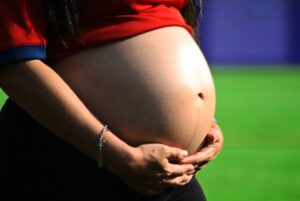 Espanha apura possível rede de barriga de aluguel em partos de brasileiras