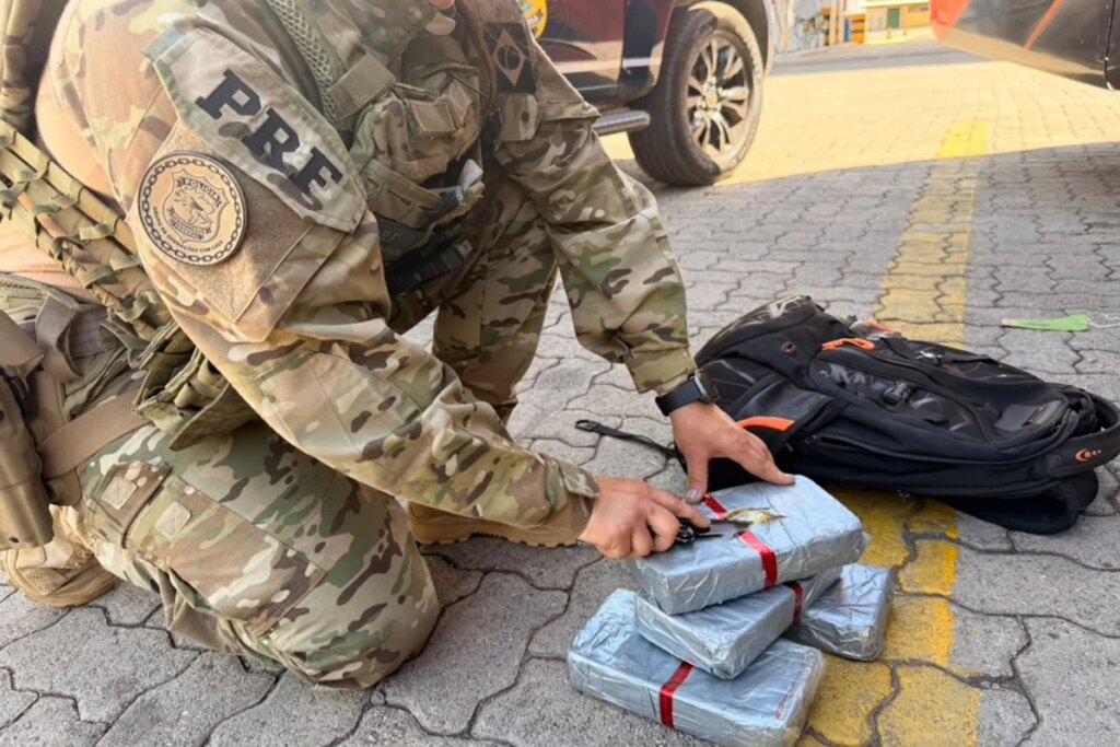 PRF encontra 4 kg de cocaína e leva ônibus com passageiros à delegacia