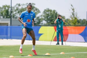 Raphinha volta a treinar com grupo da Seleção Brasileira após lesão