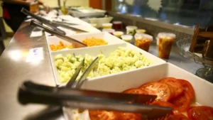 Restaurante é condenado por servir sobras a trabalhador