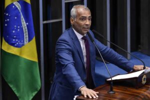 Romário diz que devolverá salário ao Senado e que não pediu licença para votar pelo fim da 6×1