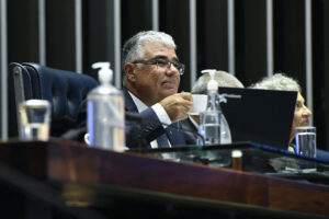 Girão defende fim das bets e cobra transparência no Ceará