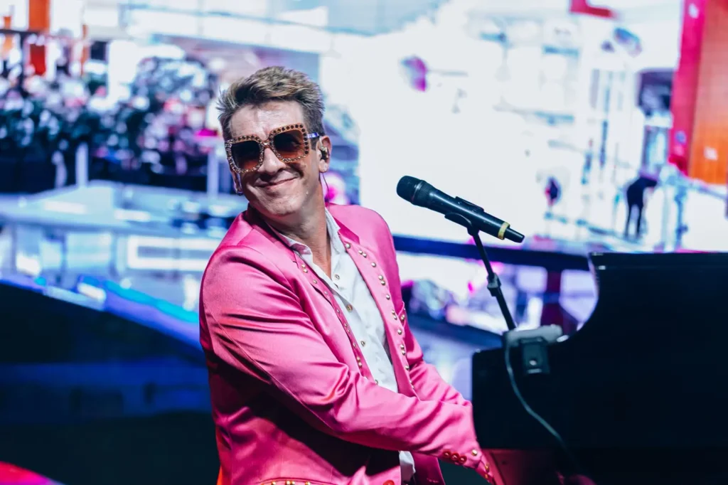 Tributo a Elton John em Goiânia terá banda ao vivo e piano de cauda