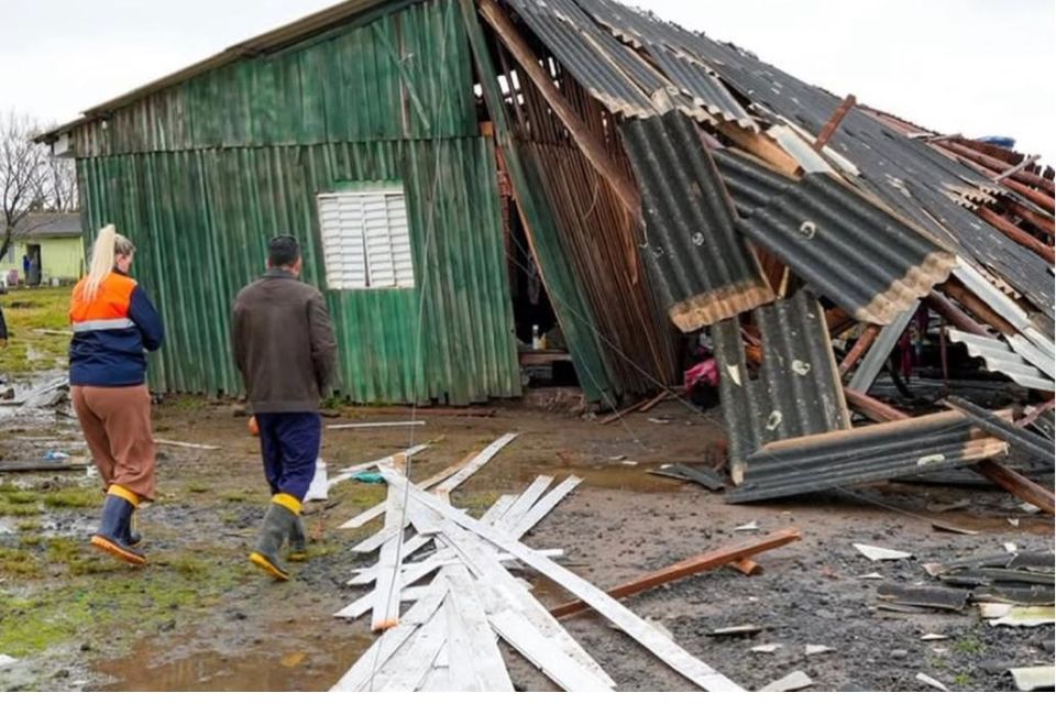 Temporal com granizo e vendaval destelha casas na região metropolitana do RS
