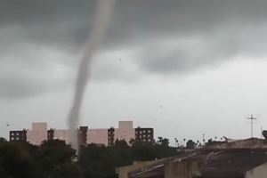 Tornado no RS provoca destruição e deixa ao menos cinco pessoas feridas