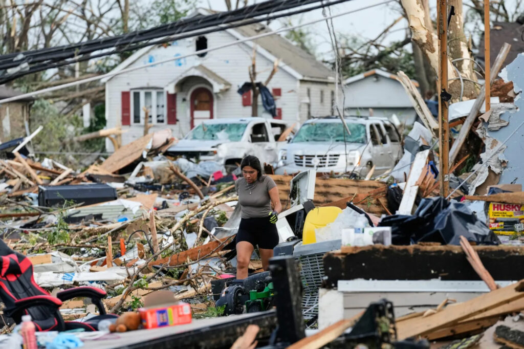 Tornado deixa rastro de destruição e 15 mil sem energia em Wisconsin, EUA
