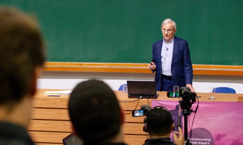 Nobel diz que IA não deve provocar desemprego em massa