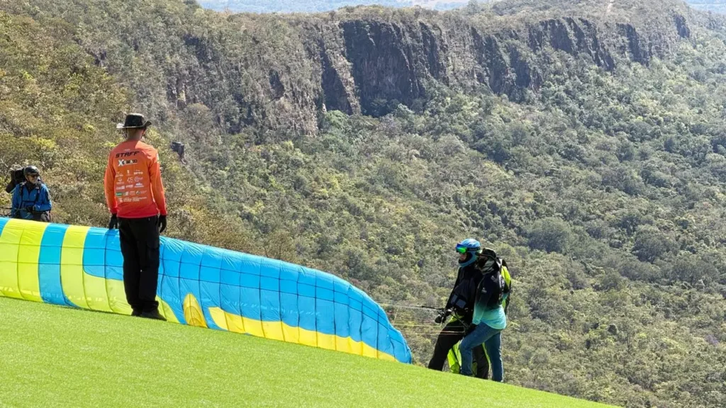 Maior evento de voo livre do mundo reúne pilotos em Goiás