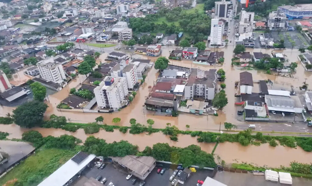 Frente fria provoca temporais e risco de enxurradas em SC