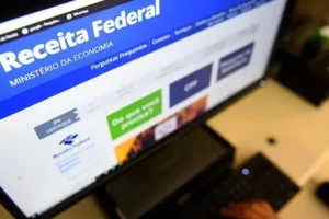Imagem de um computador mostrando o site da Receita Federal