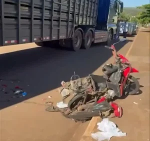 Motociclista salta e escapa de carreta que destruiu moto em Jataí