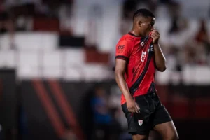 Com um a menos, Atlético abre o placar contra o Fortaleza